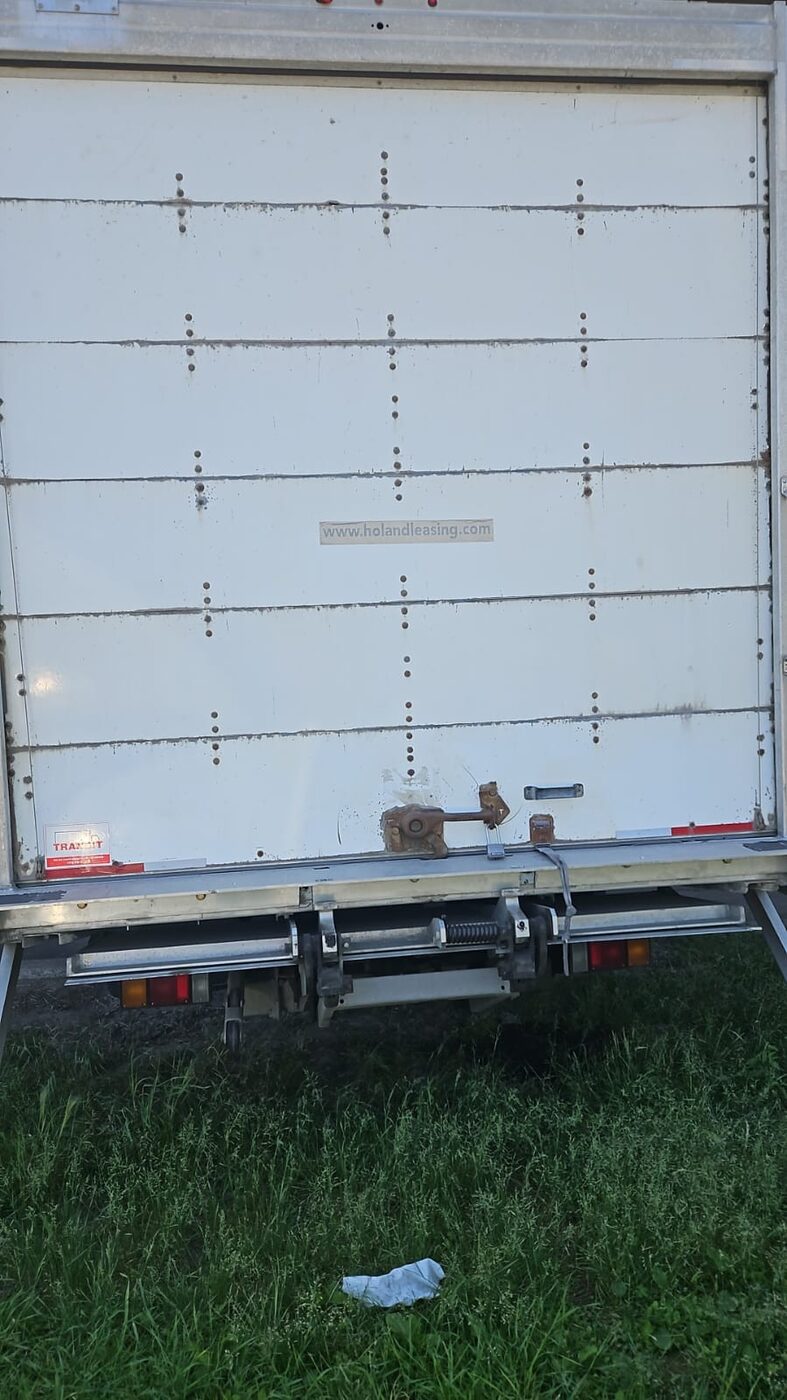 Rear roll-up door and liftgate of the Isuzu box truck